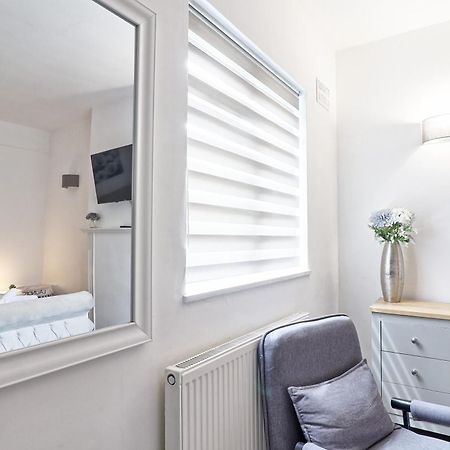 Luxury 3-Bed Apartment Near To London With Parking Hornchurch Екстер'єр фото