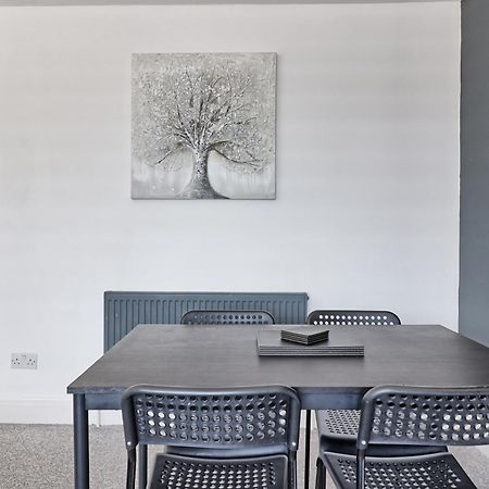 Luxury 3-Bed Apartment Near To London With Parking Hornchurch Екстер'єр фото
