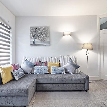 Luxury 3-Bed Apartment Near To London With Parking Hornchurch Екстер'єр фото