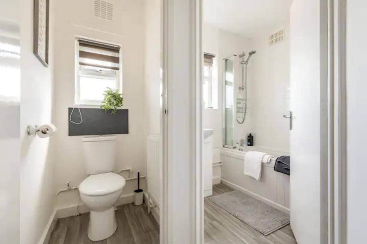 Luxury 3-Bed Apartment Near To London With Parking Hornchurch Екстер'єр фото