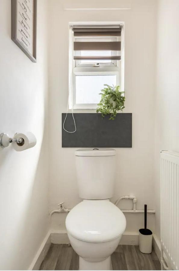 Luxury 3-Bed Apartment Near To London With Parking Hornchurch Екстер'єр фото