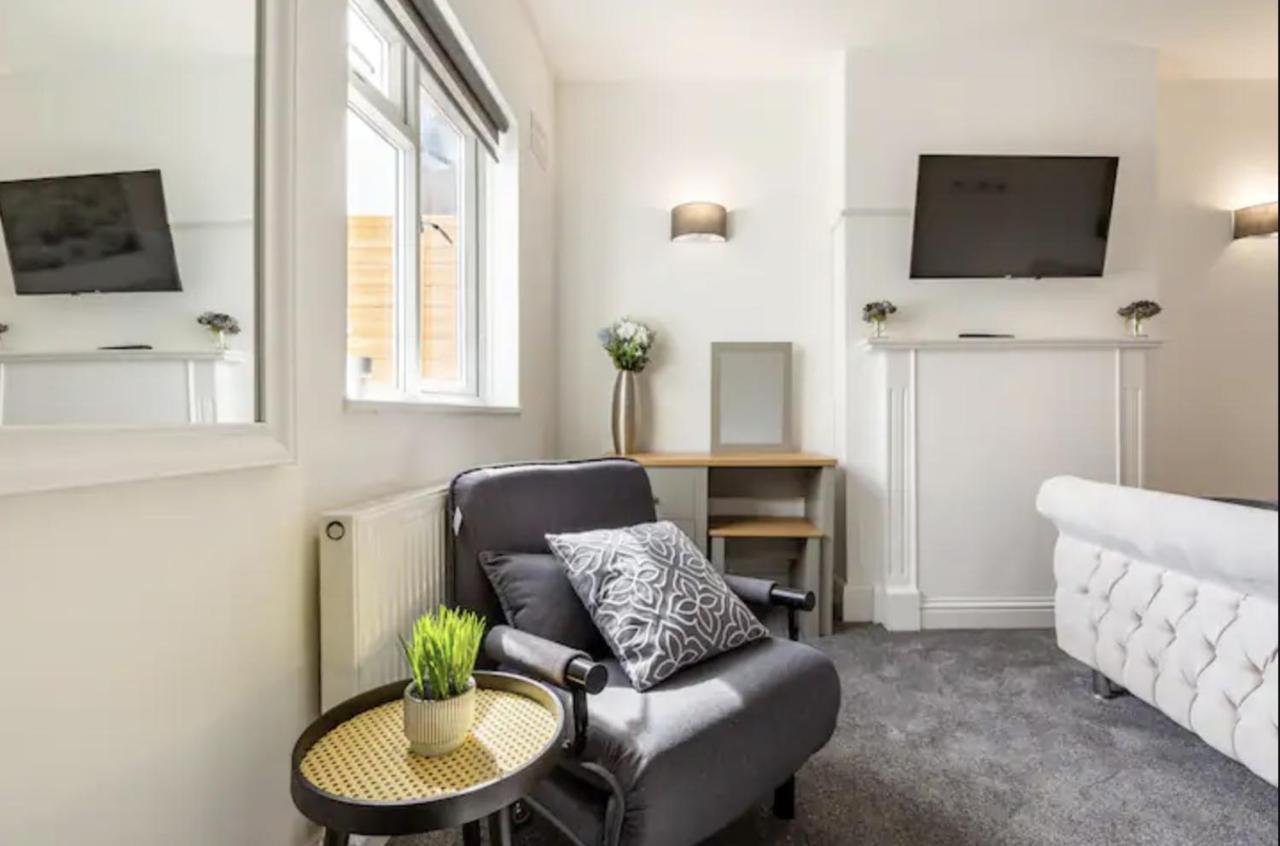 Luxury 3-Bed Apartment Near To London With Parking Hornchurch Екстер'єр фото