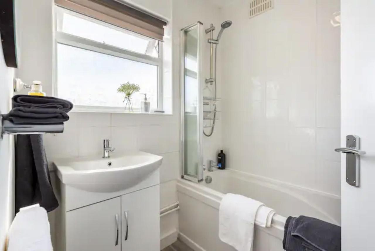 Luxury 3-Bed Apartment Near To London With Parking Hornchurch Екстер'єр фото