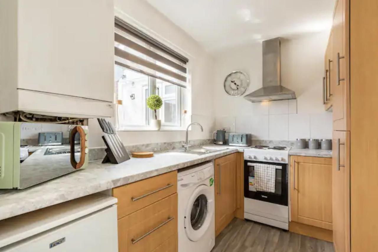 Luxury 3-Bed Apartment Near To London With Parking Hornchurch Екстер'єр фото