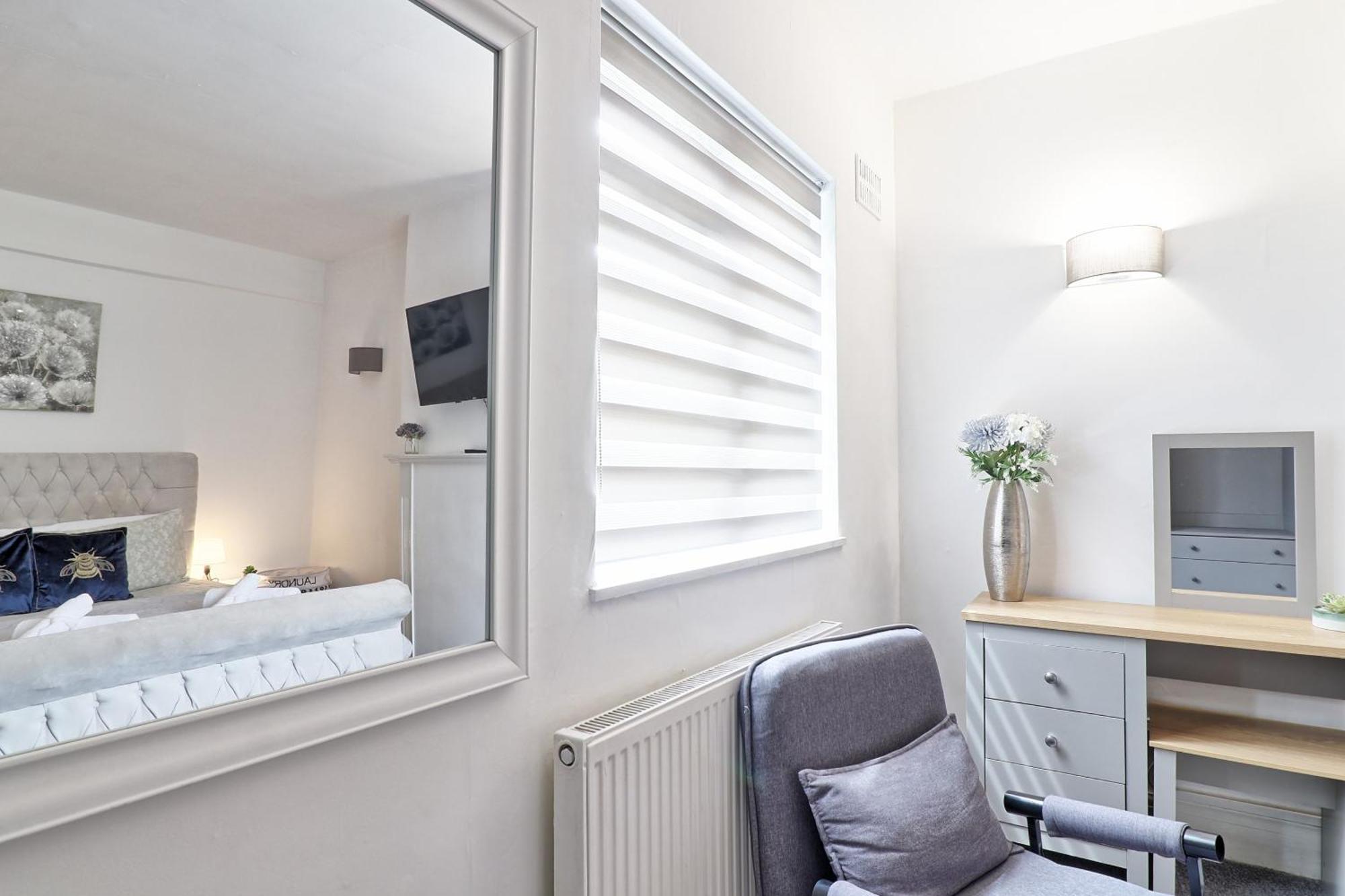 Luxury 3-Bed Apartment Near To London With Parking Hornchurch Екстер'єр фото