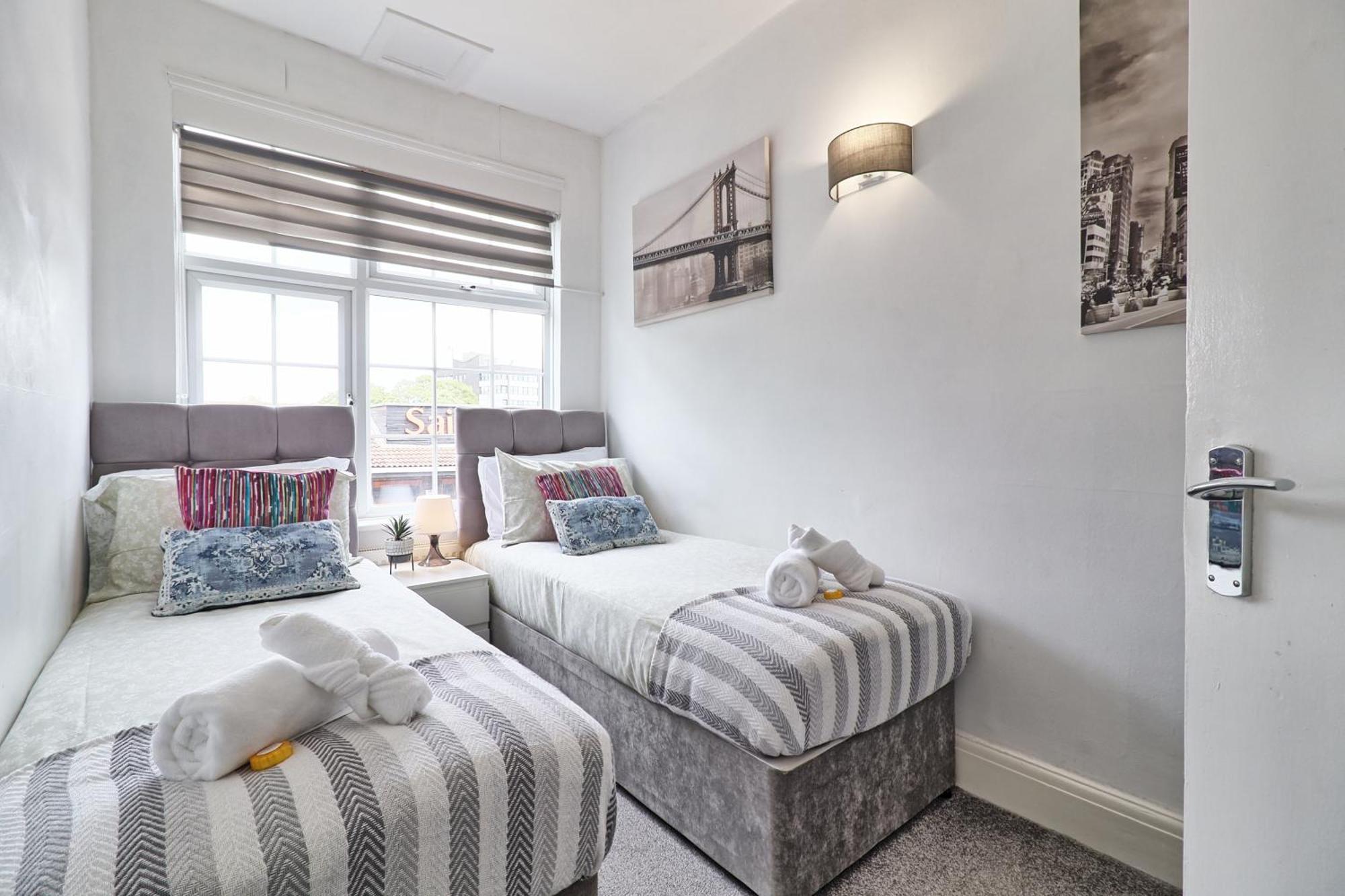 Luxury 3-Bed Apartment Near To London With Parking Hornchurch Екстер'єр фото