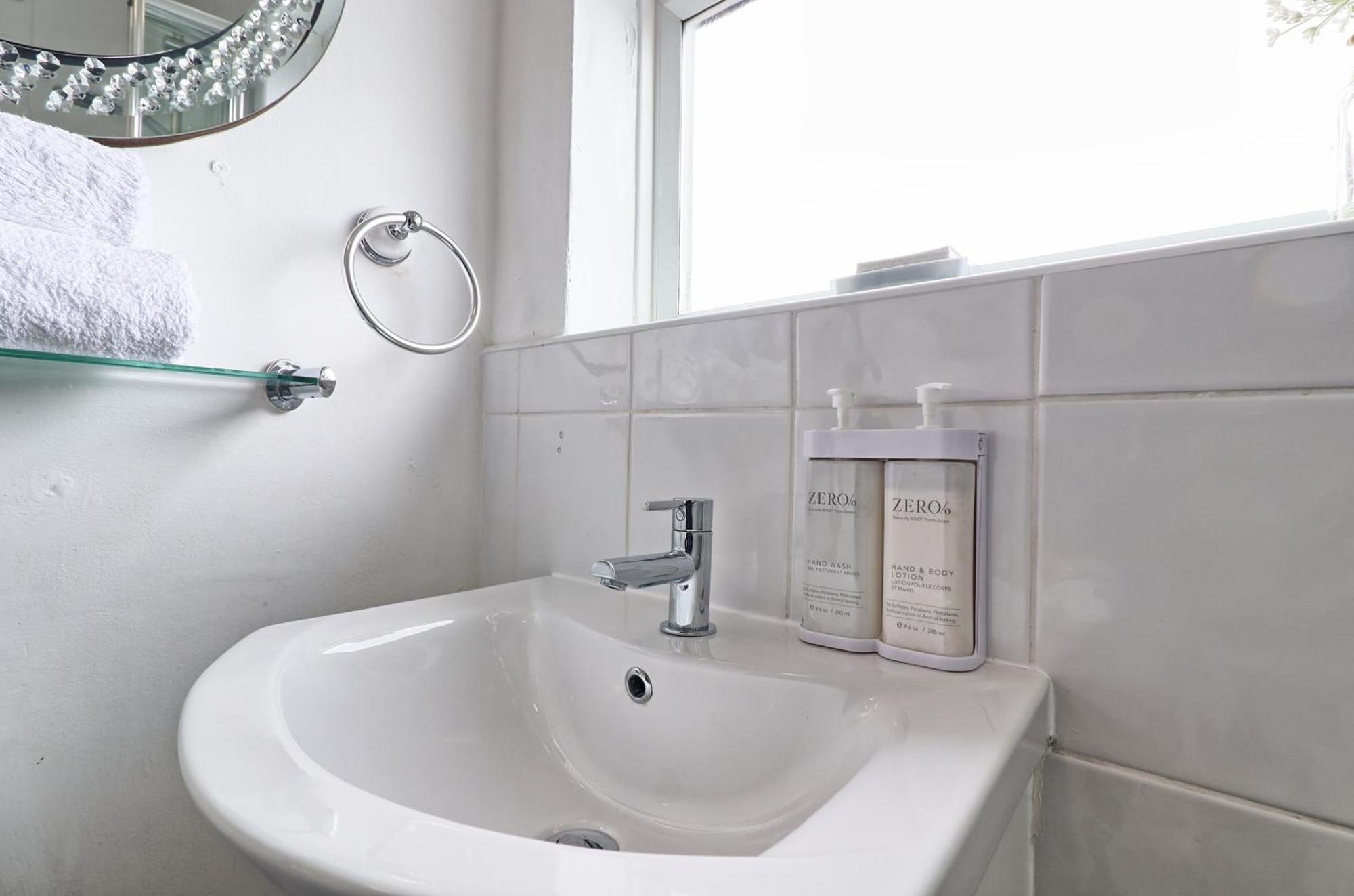 Luxury 3-Bed Apartment Near To London With Parking Hornchurch Екстер'єр фото