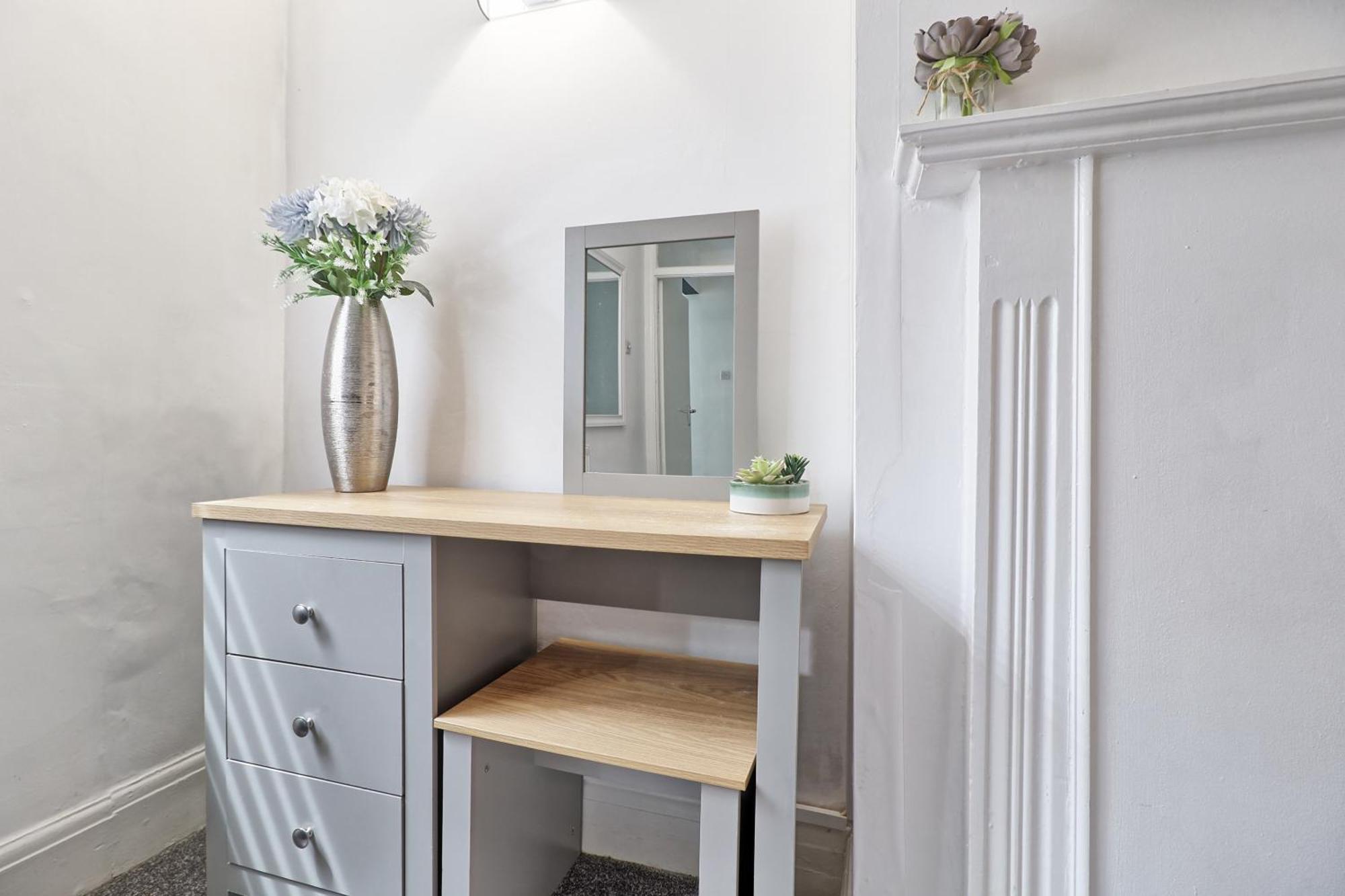 Luxury 3-Bed Apartment Near To London With Parking Hornchurch Екстер'єр фото