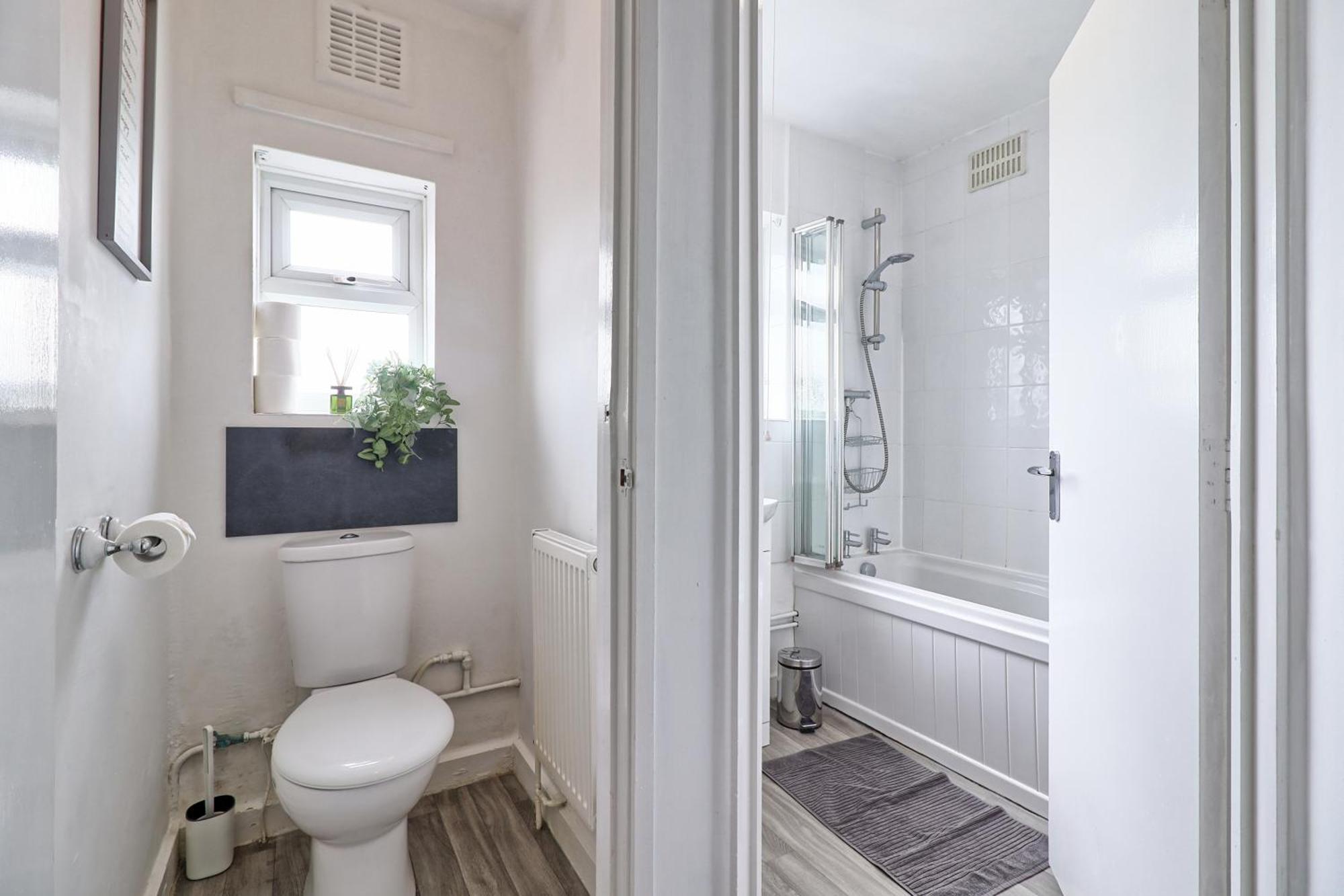 Luxury 3-Bed Apartment Near To London With Parking Hornchurch Екстер'єр фото
