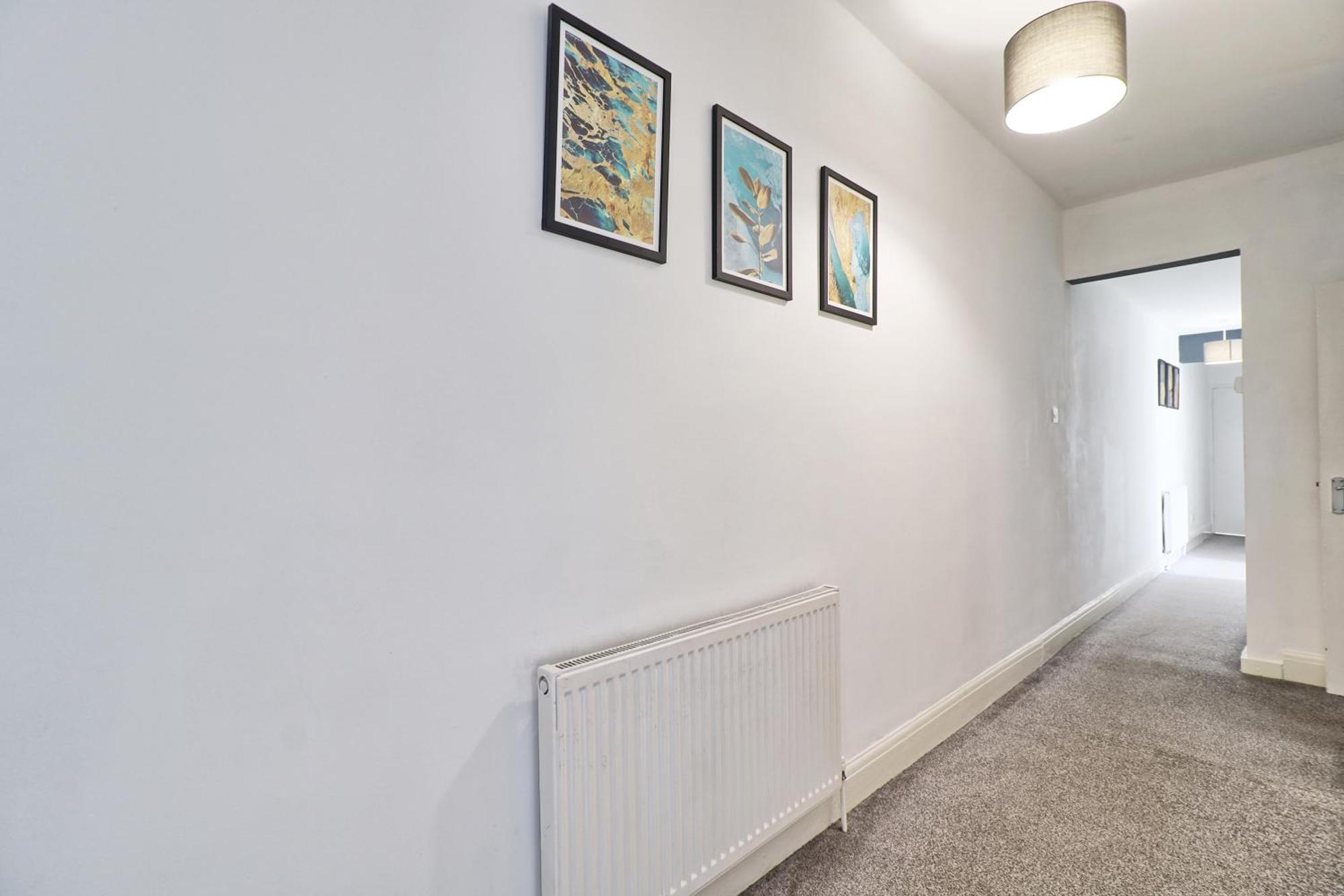 Luxury 3-Bed Apartment Near To London With Parking Hornchurch Екстер'єр фото