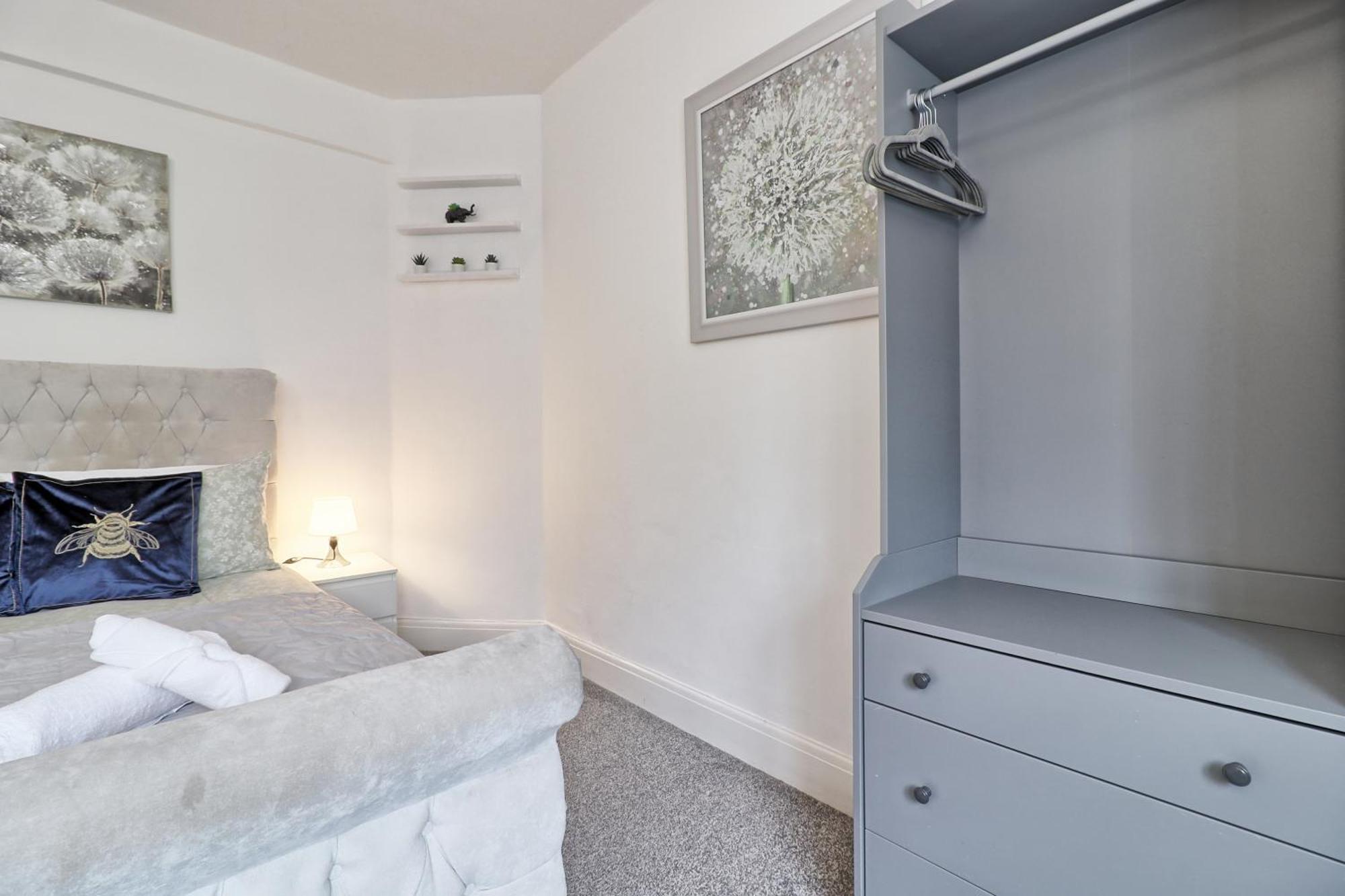 Luxury 3-Bed Apartment Near To London With Parking Hornchurch Екстер'єр фото
