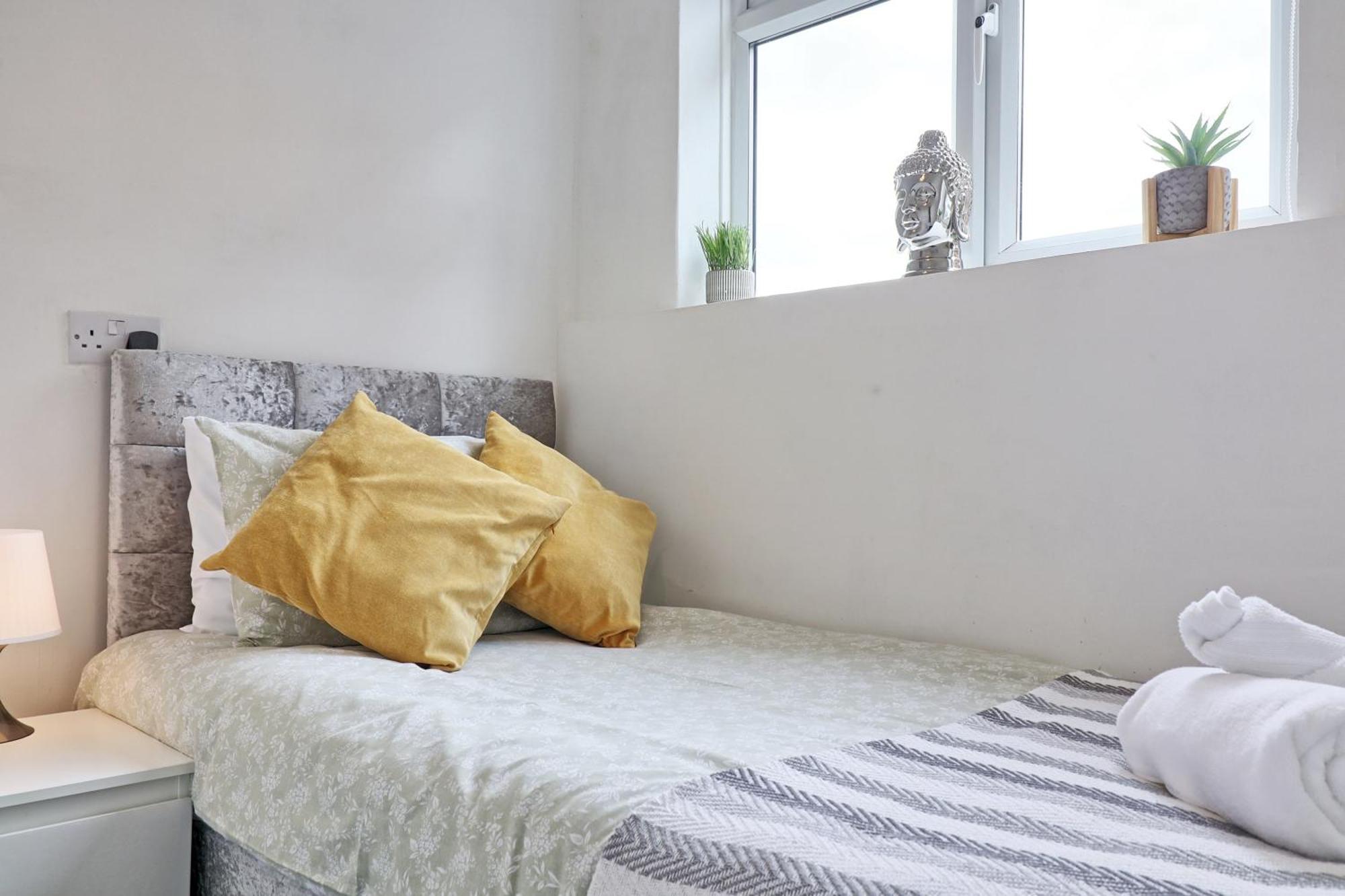 Luxury 3-Bed Apartment Near To London With Parking Hornchurch Екстер'єр фото