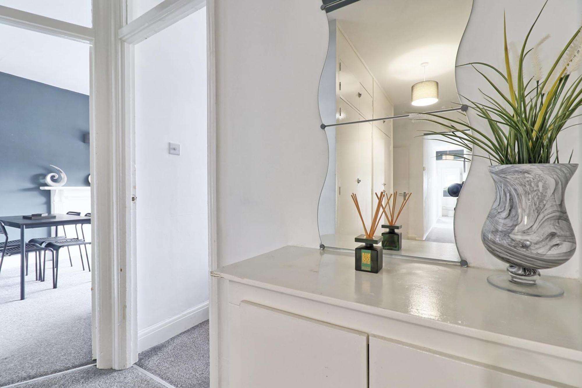 Luxury 3-Bed Apartment Near To London With Parking Hornchurch Екстер'єр фото