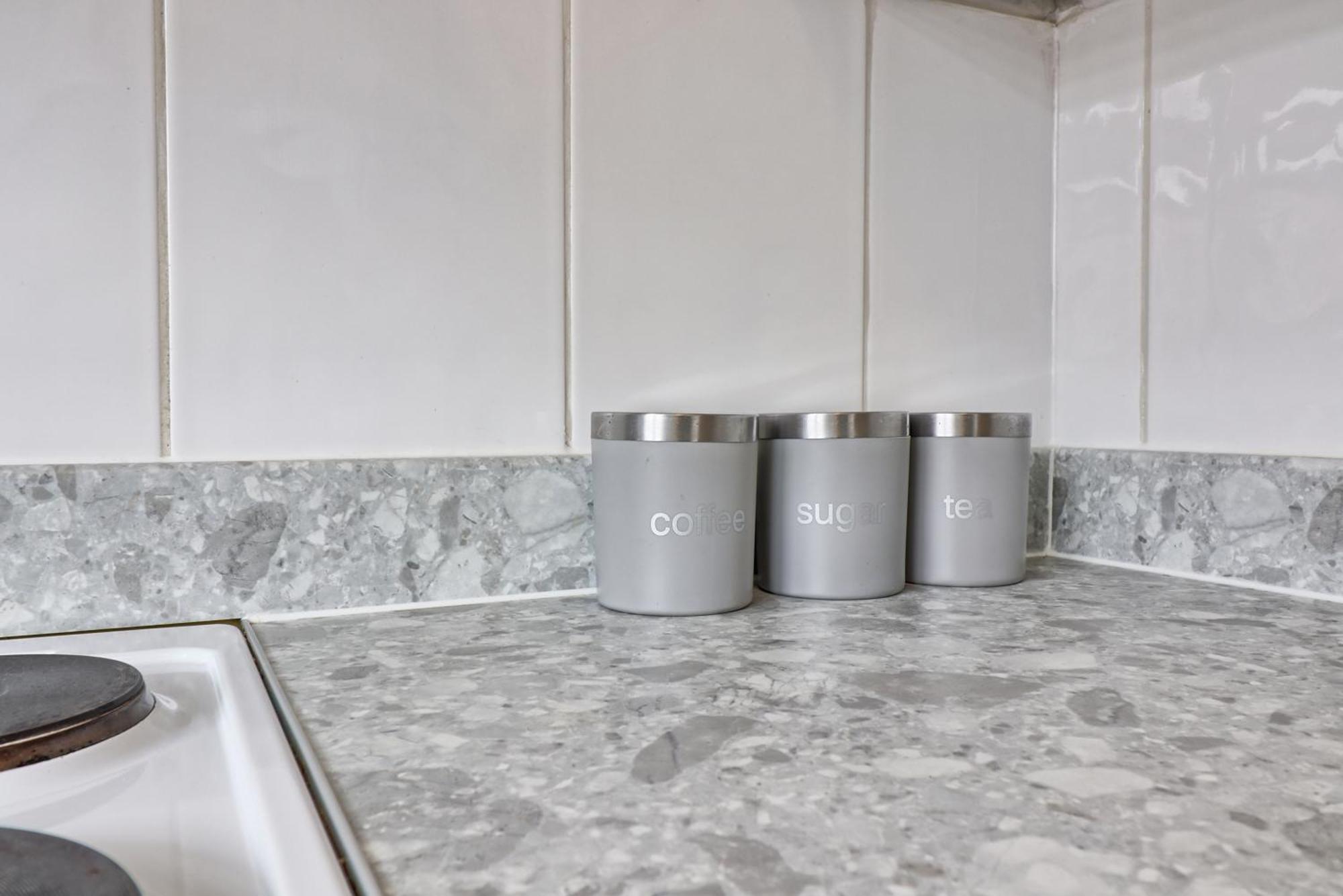 Luxury 3-Bed Apartment Near To London With Parking Hornchurch Екстер'єр фото