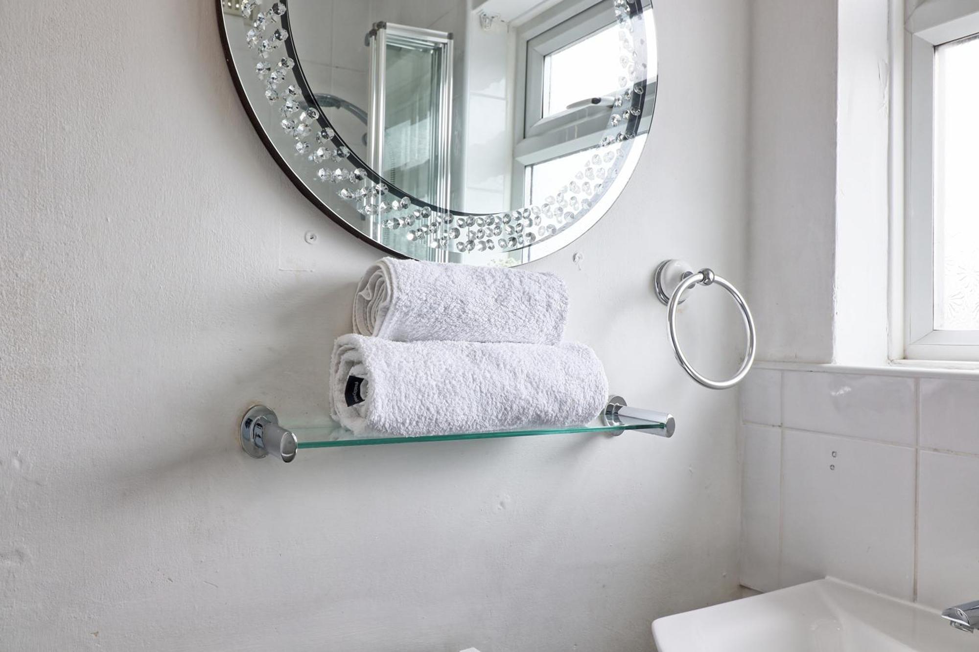 Luxury 3-Bed Apartment Near To London With Parking Hornchurch Екстер'єр фото