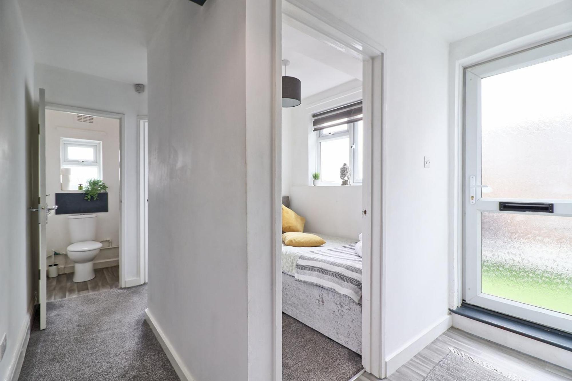 Luxury 3-Bed Apartment Near To London With Parking Hornchurch Екстер'єр фото