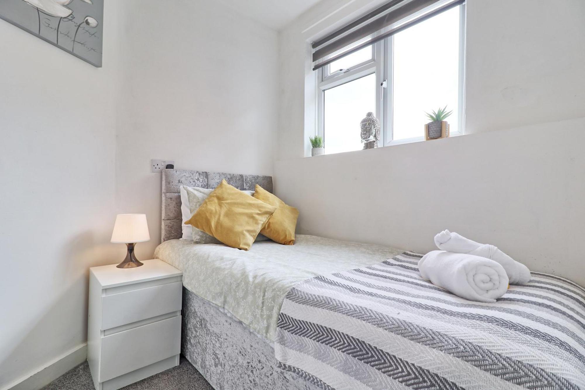 Luxury 3-Bed Apartment Near To London With Parking Hornchurch Екстер'єр фото