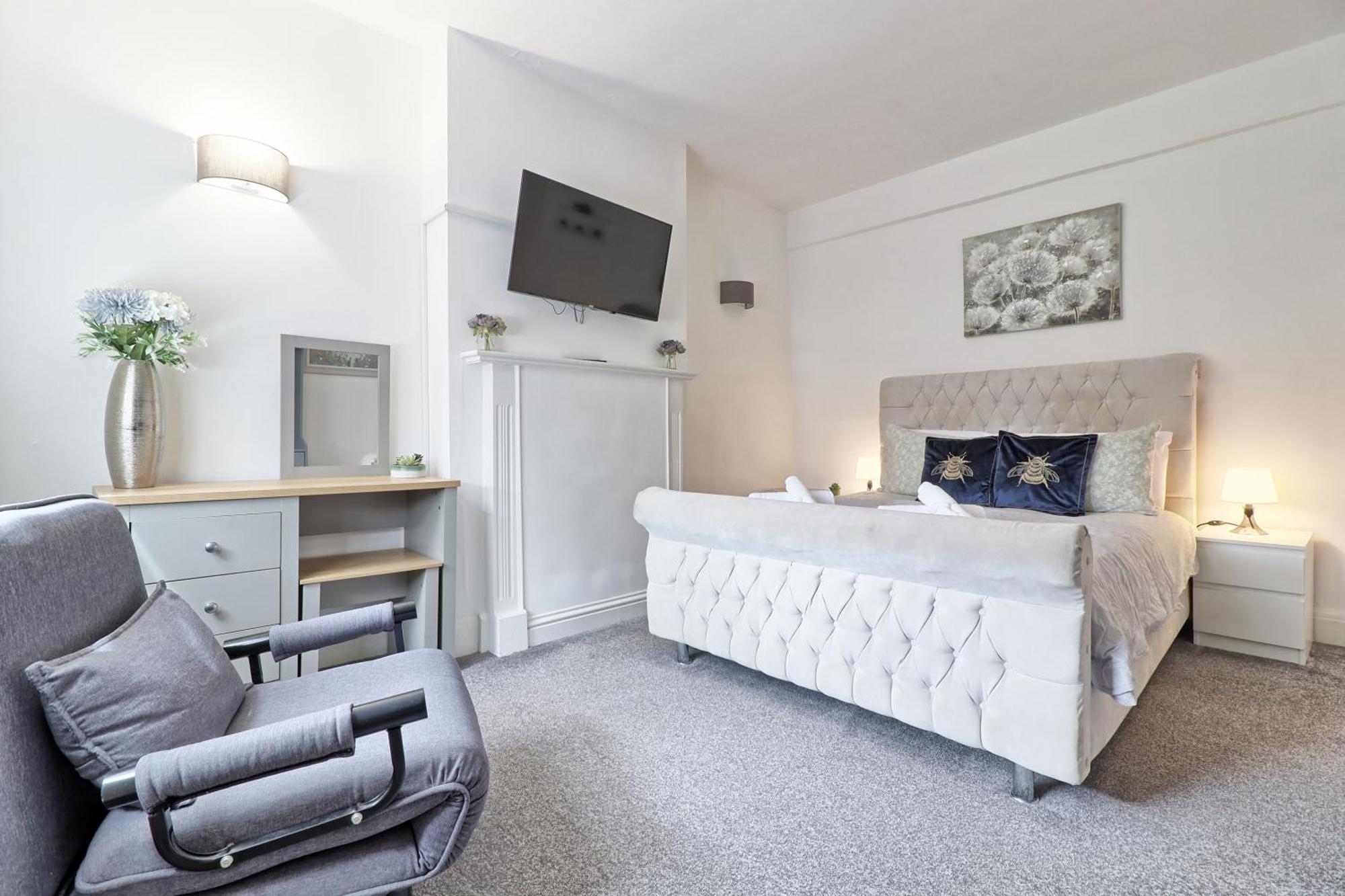 Luxury 3-Bed Apartment Near To London With Parking Hornchurch Екстер'єр фото