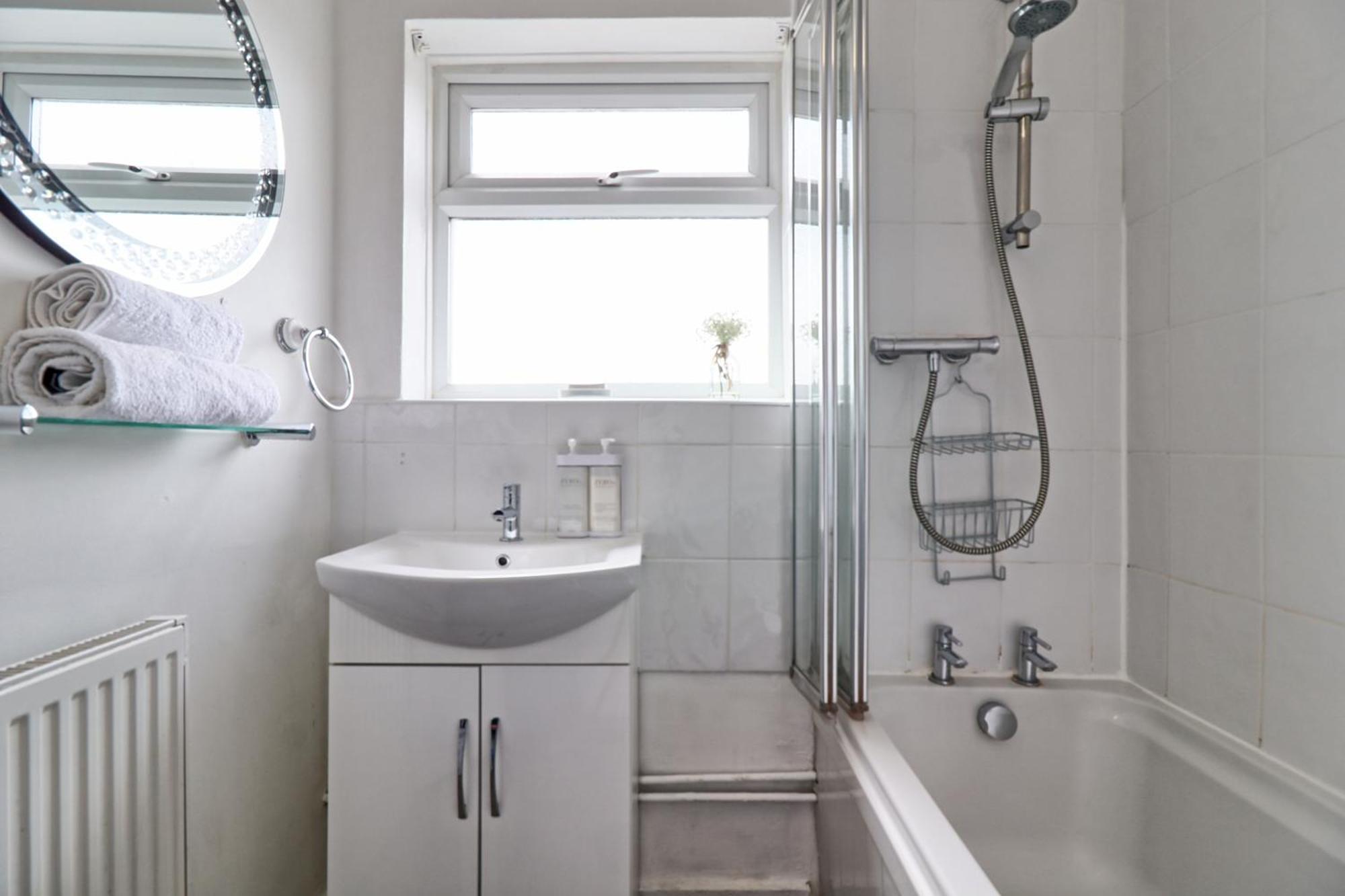 Luxury 3-Bed Apartment Near To London With Parking Hornchurch Екстер'єр фото