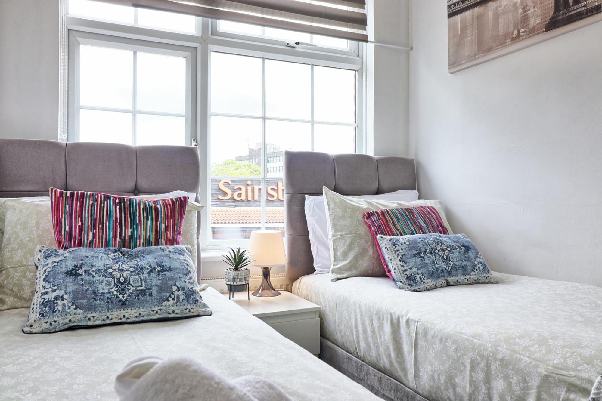 Luxury 3-Bed Apartment Near To London With Parking Hornchurch Екстер'єр фото