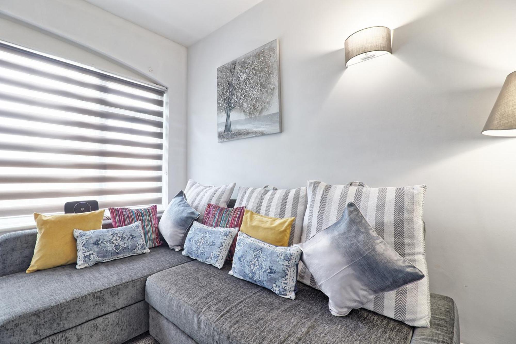Luxury 3-Bed Apartment Near To London With Parking Hornchurch Екстер'єр фото