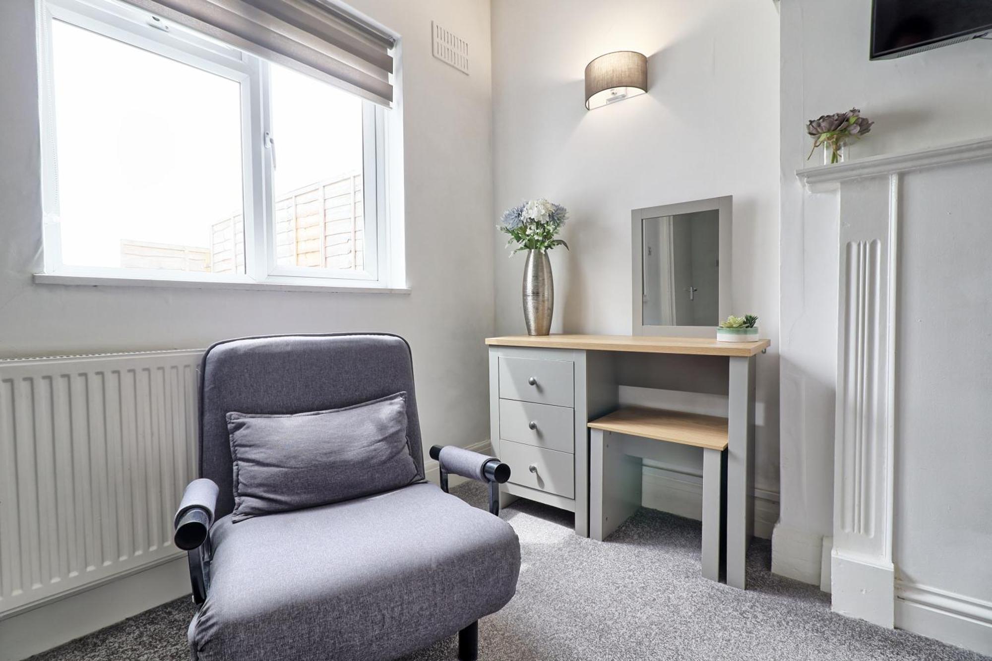 Luxury 3-Bed Apartment Near To London With Parking Hornchurch Екстер'єр фото