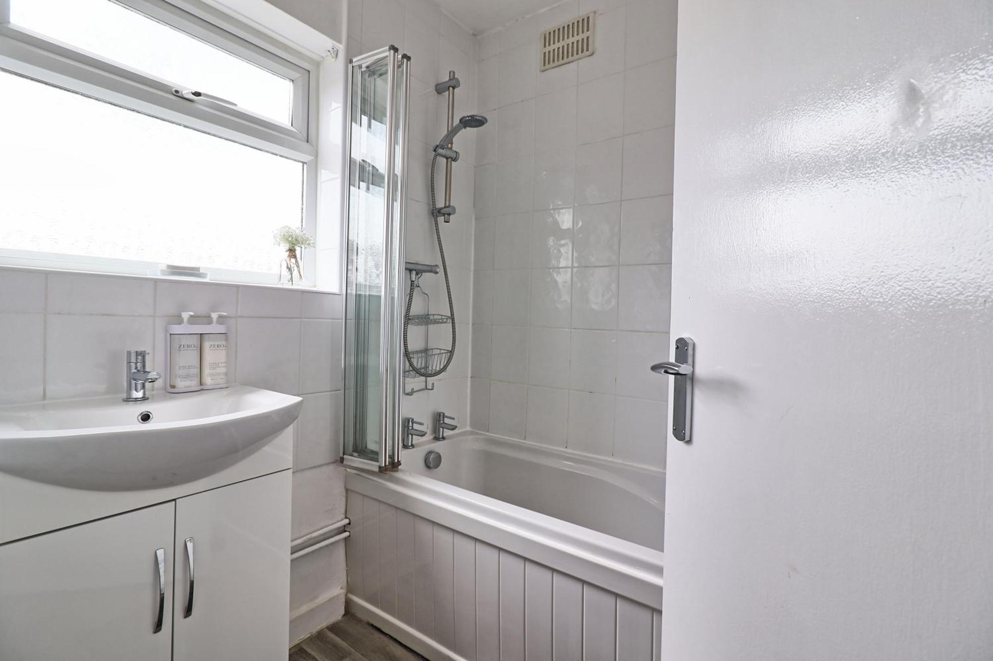 Luxury 3-Bed Apartment Near To London With Parking Hornchurch Екстер'єр фото