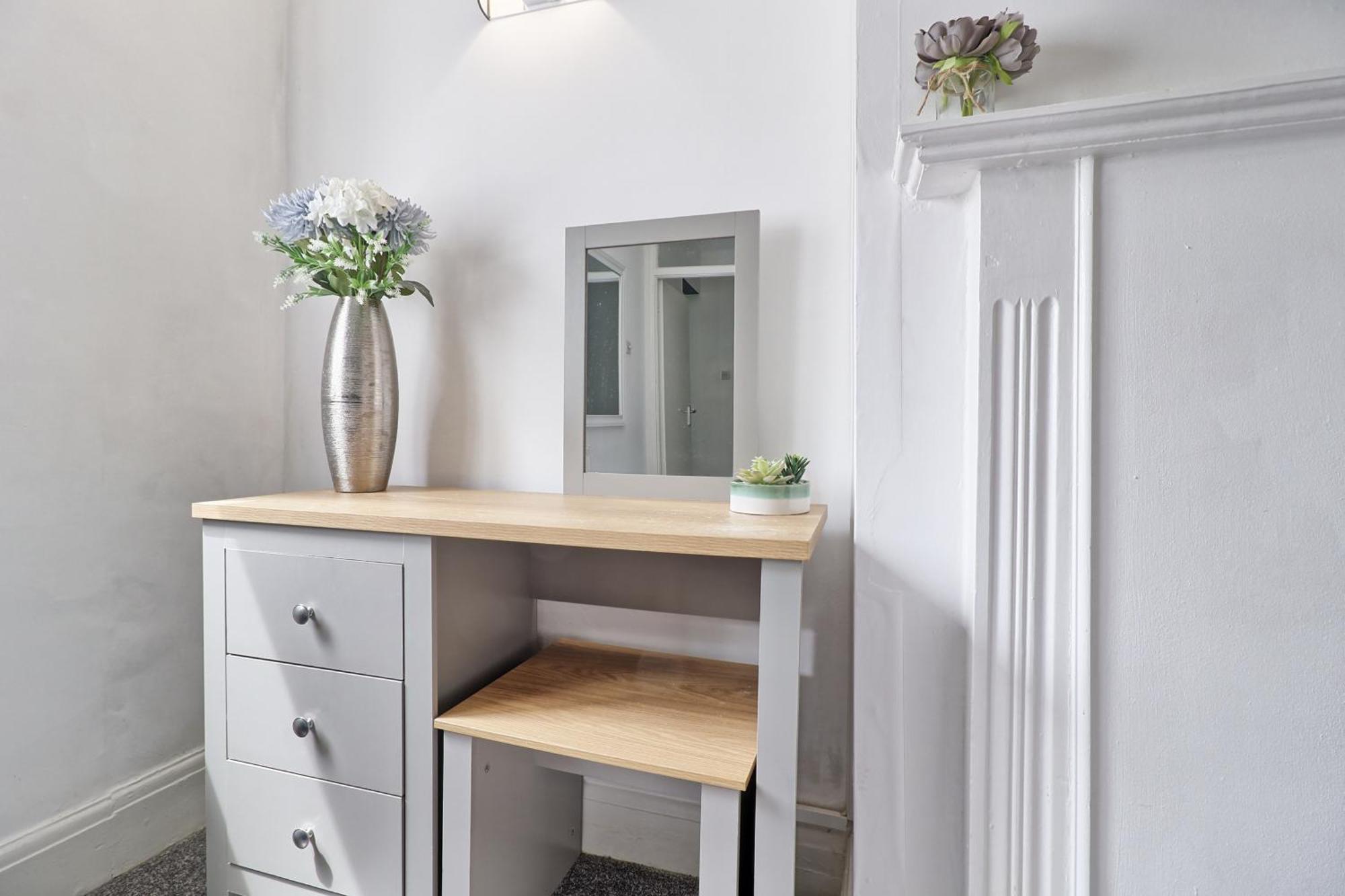 Luxury 3-Bed Apartment Near To London With Parking Hornchurch Екстер'єр фото