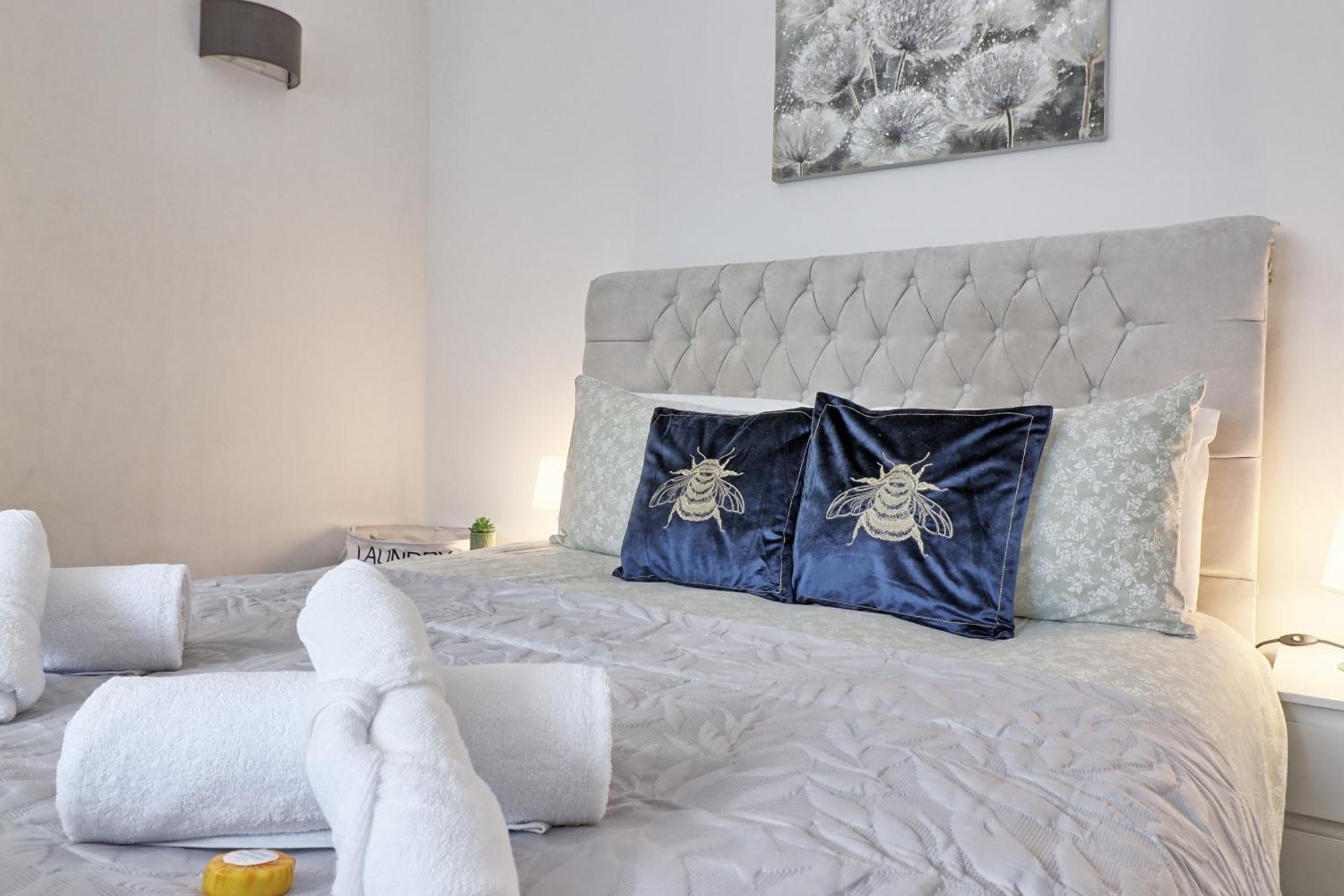 Luxury 3-Bed Apartment Near To London With Parking Hornchurch Екстер'єр фото