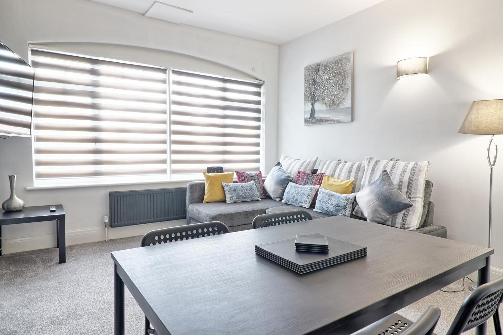 Luxury 3-Bed Apartment Near To London With Parking Hornchurch Екстер'єр фото