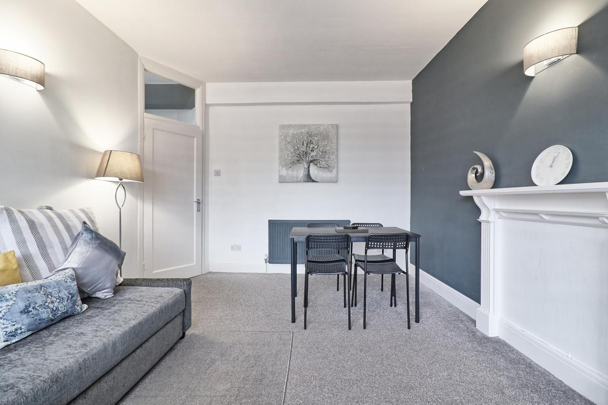 Luxury 3-Bed Apartment Near To London With Parking Hornchurch Екстер'єр фото