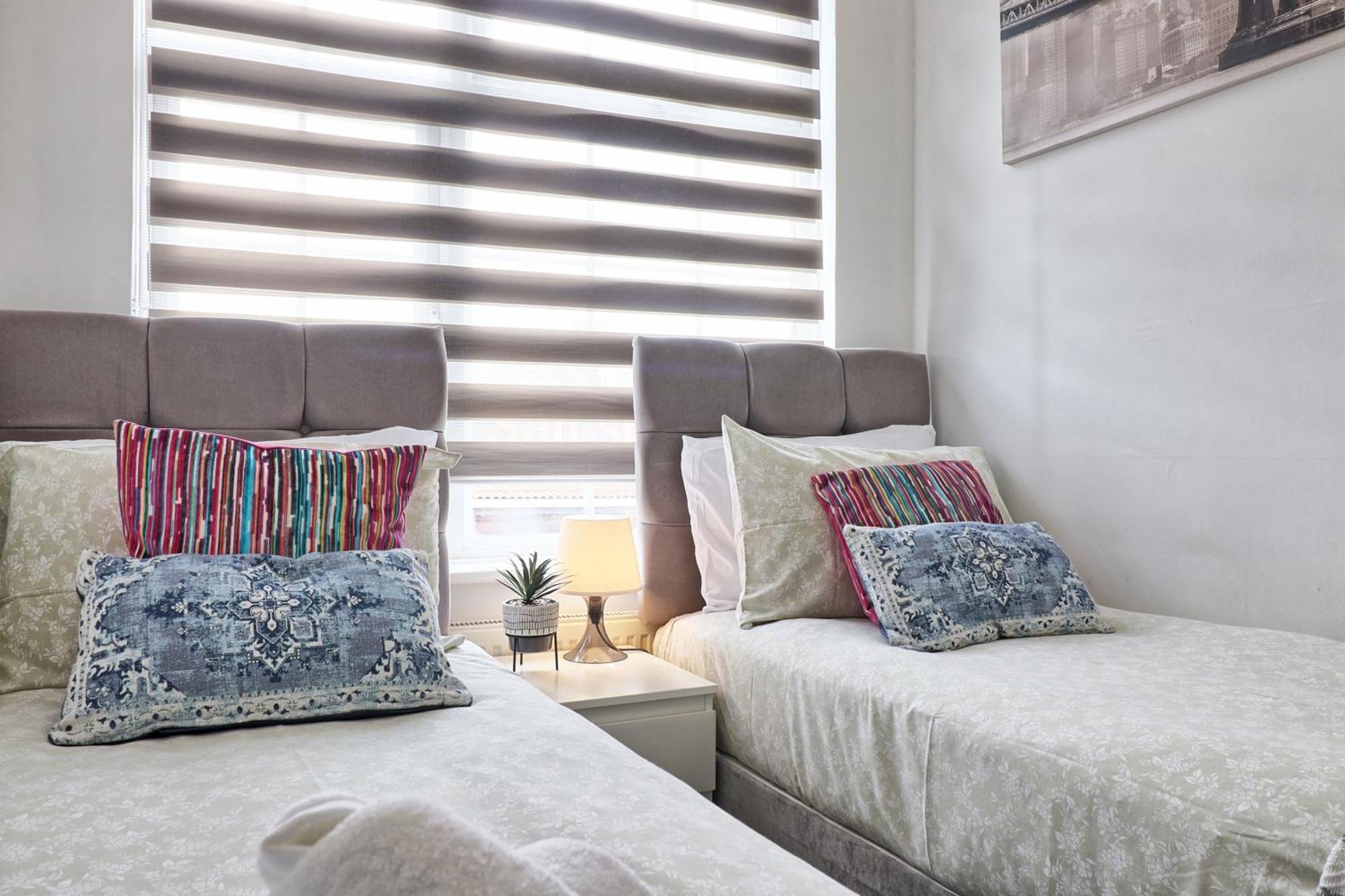 Luxury 3-Bed Apartment Near To London With Parking Hornchurch Екстер'єр фото
