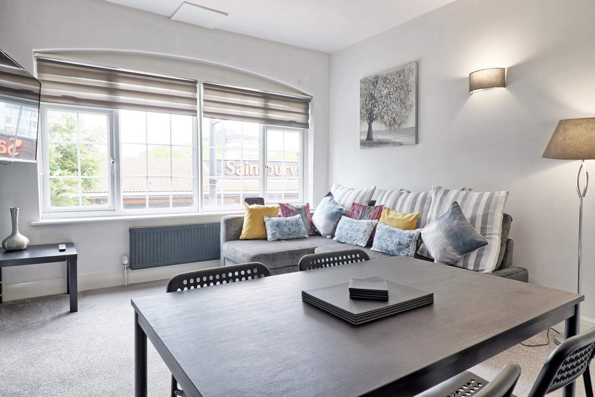 Luxury 3-Bed Apartment Near To London With Parking Hornchurch Екстер'єр фото