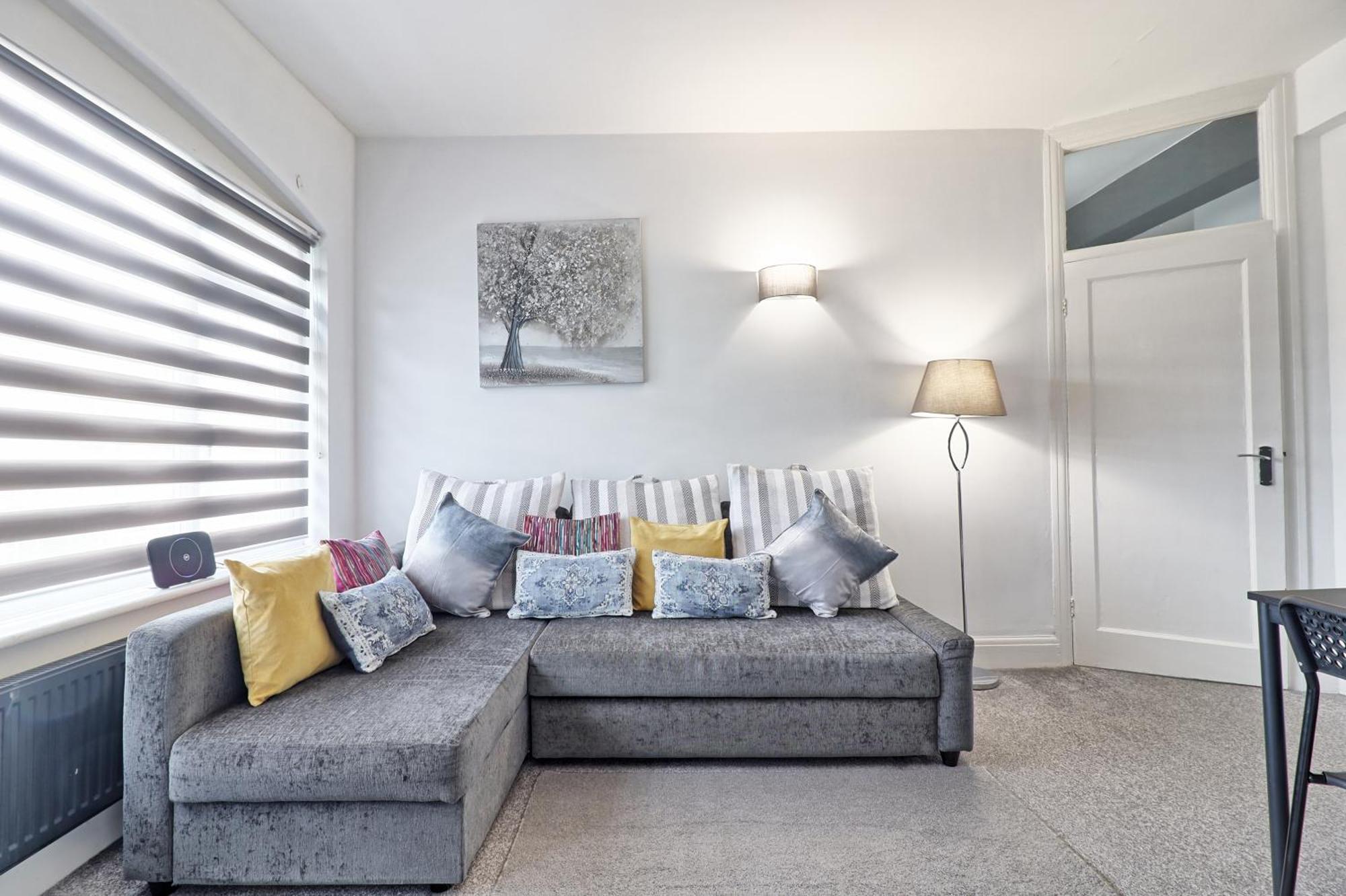 Luxury 3-Bed Apartment Near To London With Parking Hornchurch Екстер'єр фото