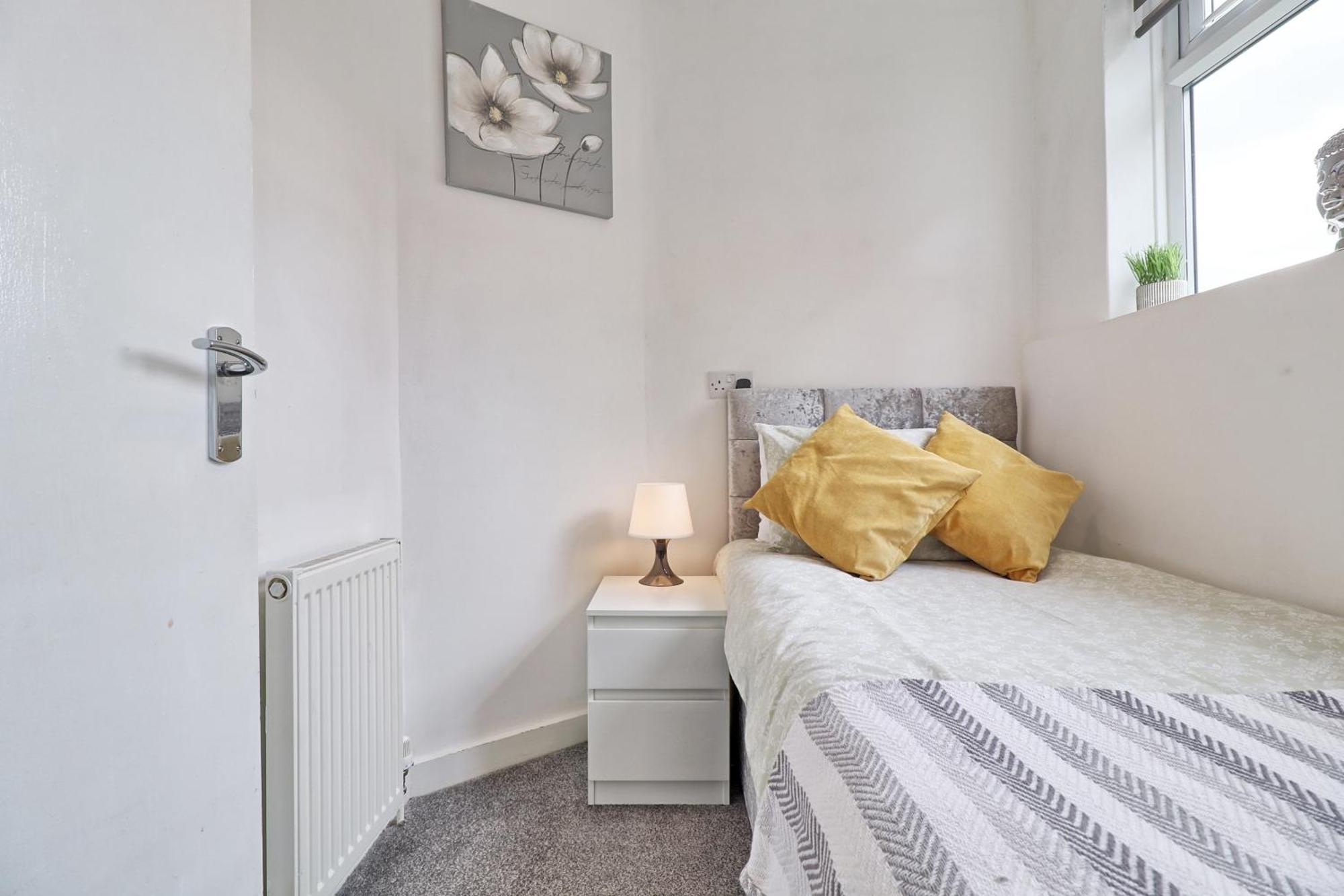 Luxury 3-Bed Apartment Near To London With Parking Hornchurch Екстер'єр фото