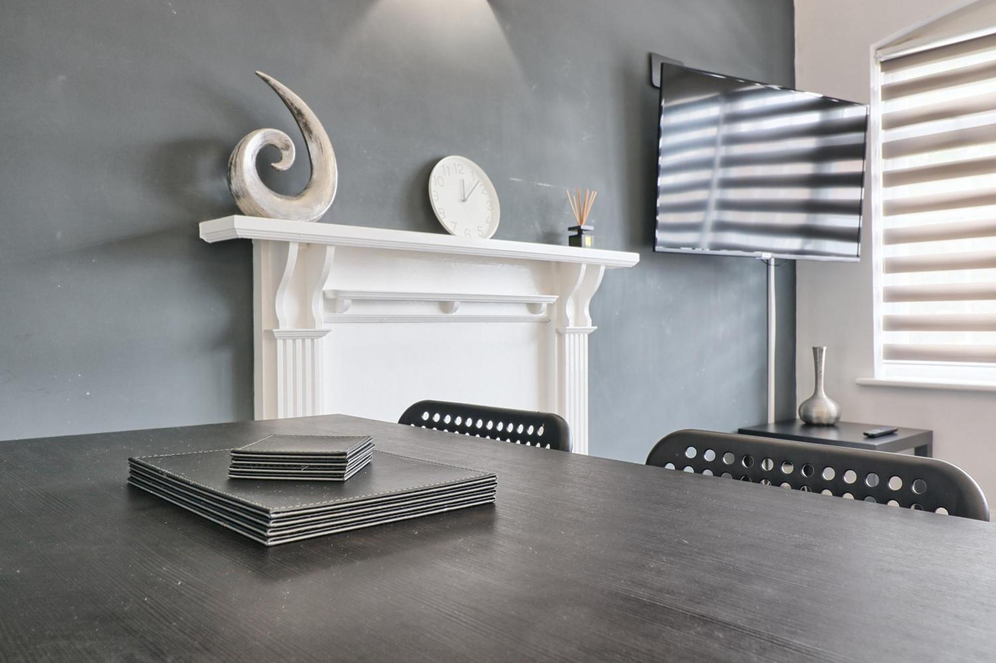 Luxury 3-Bed Apartment Near To London With Parking Hornchurch Екстер'єр фото