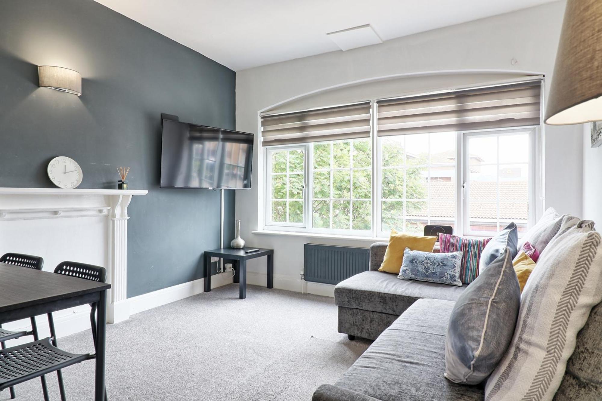 Luxury 3-Bed Apartment Near To London With Parking Hornchurch Екстер'єр фото